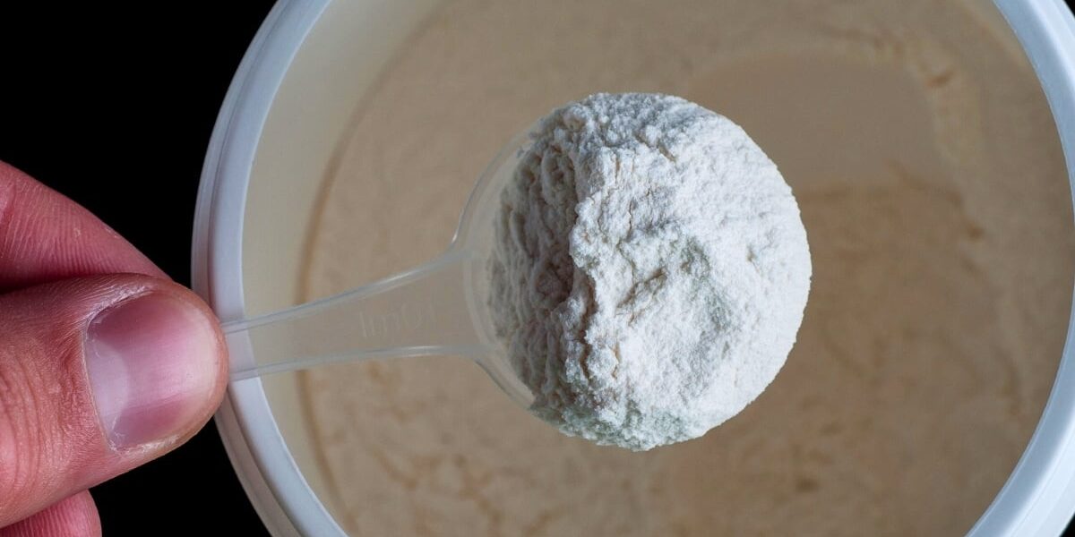 Powder-in-a-measuring-spoon-in-a-hand