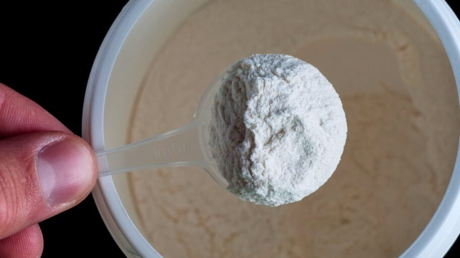 Powder-in-a-measuring-spoon-in-a-hand