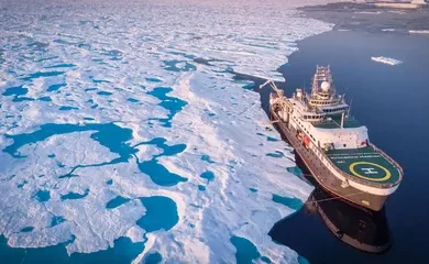 polar-research-vessel-rv-kronprins-haakon-in-fram-strait-arctic-ocean