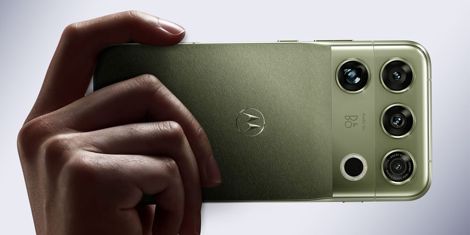 assets_2026_09_1789753080_motorola-signature-27-Image-10-Embargo-Sep-22-10am-HT-1pm-PT